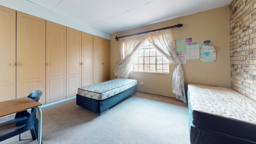 6 Bedroom Property for Sale in Kannoniers Park North West